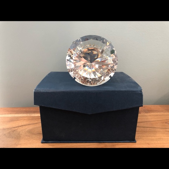 Faux engagement ring paperweight - Picture 7 of 8